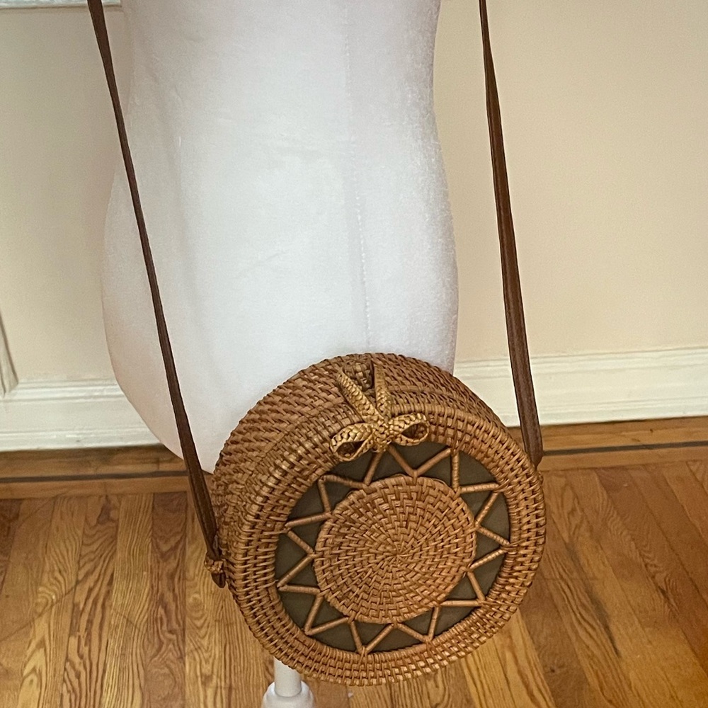 Summer basket bag, round crossbody, NWT